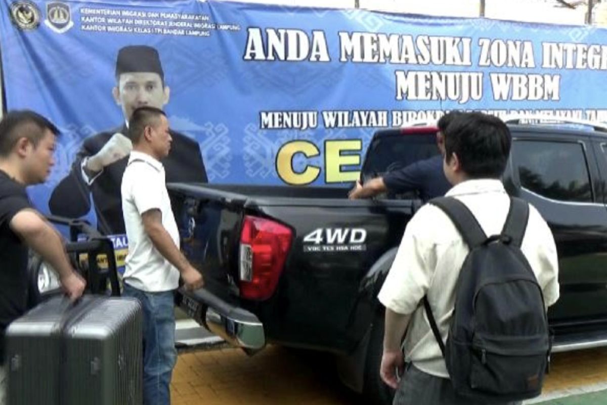 Imigrasi Bandarlampung Deportasi Tiga WNA China, Terbukti Beri Bimbingan di Perusahaan Pakai Visa Kunjungan