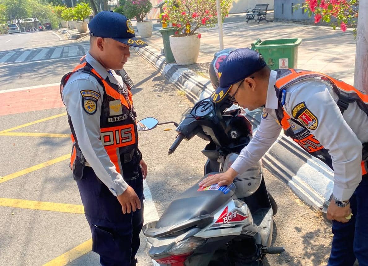 Dishub Semarang Tempel Stiker ke Kendaraan Parkir Liar di Taman Indonesia Kaya, Operasi Bakal Diperluas ke Titik Rawan Lain