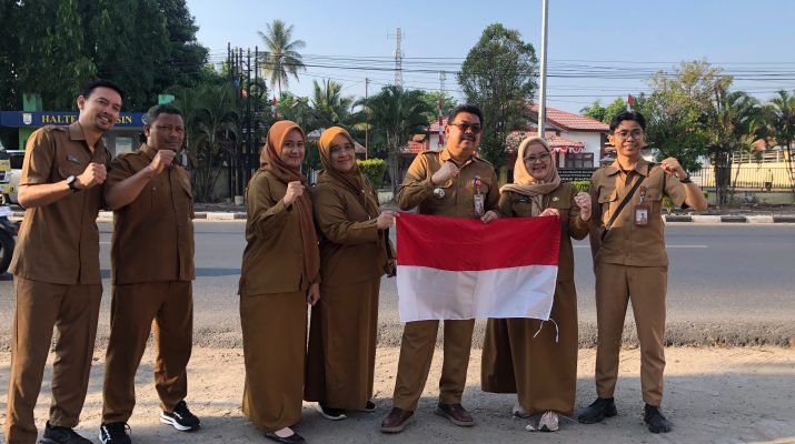 Jelang HUT ke-81 RI, Diskominfo Kalsel Bagikan Bendera Merah Putih ke Pengguna Jalan di Banjarbaru