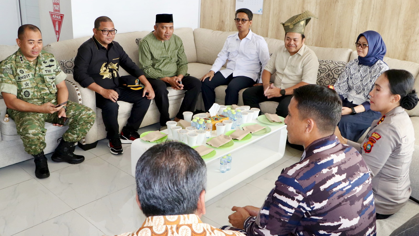 Bupati Karimun dan Forkopimda Sambut Kajari Andhy Hermawan Bolifaar dengan Prosesi Adat Melayu di Pelabuhan Domestik