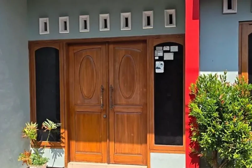 KPK Geledah Safe House Bupati Sukoharjo Nonaktif Etik Suryani di Solo, Bawa 2 Koper Hitam Berisi Barang Bukti