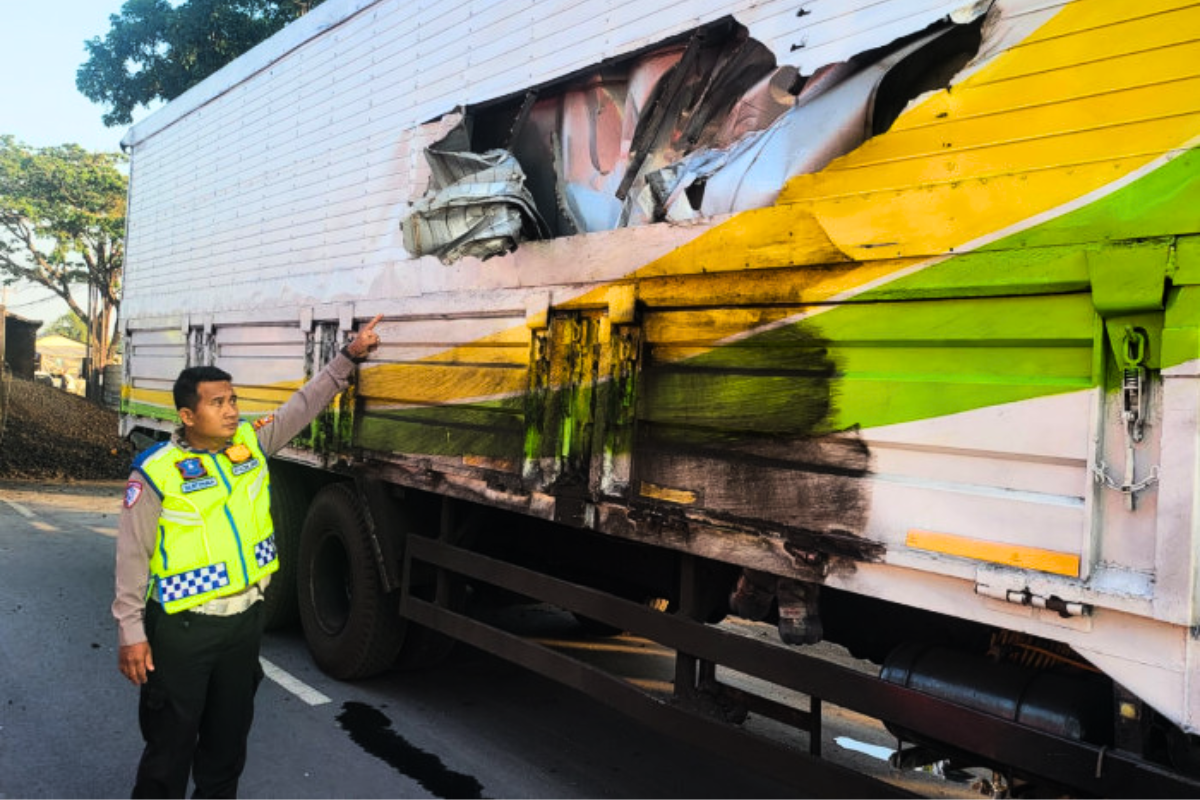 Kecelakaan di Jalur Pantura Cirebon-Losari: Dump Truck Tronton Oleng, Tabrak Median dan Timpa Truk Wing Box