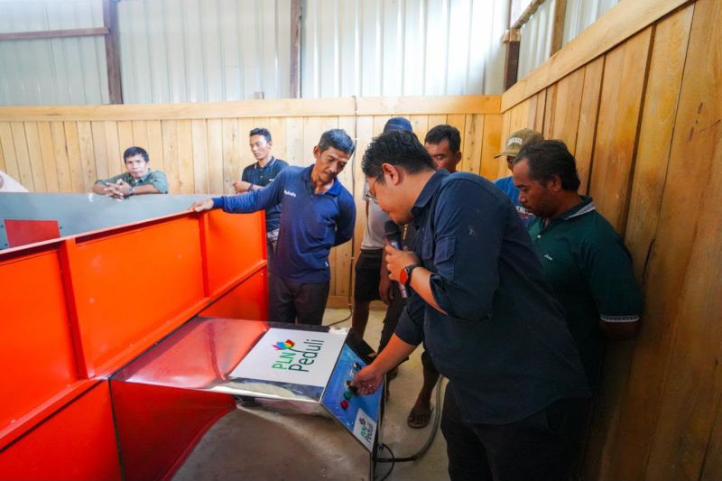 PLN Salurkan Bantuan Alat Pertanian Berbasis Listrik ke Petani Desa Margomulyo, Targetkan Efisiensi Panen
