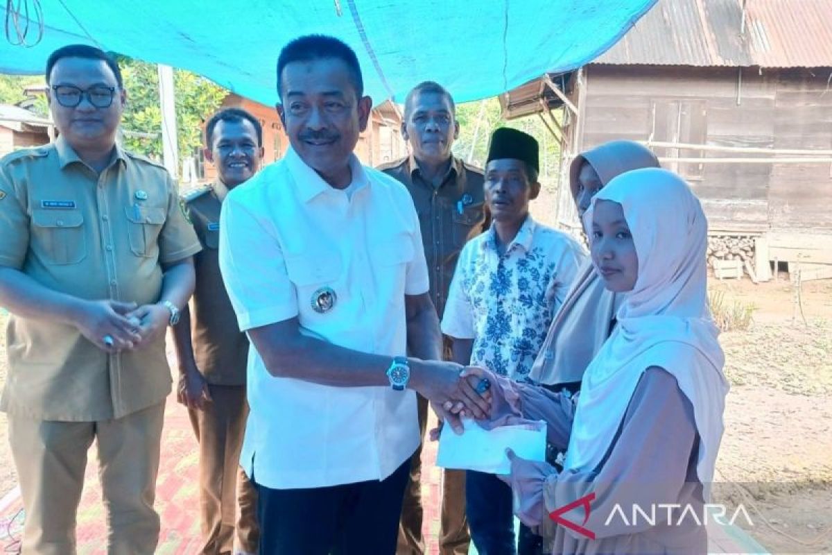 Bupati Mandailing Natal Saipullah Nasution Jenguk Asmaul Husna di Desa Patialo, Bantu Kekurangan Biaya Kuliah ke Universitas Al-Azhar Mesir