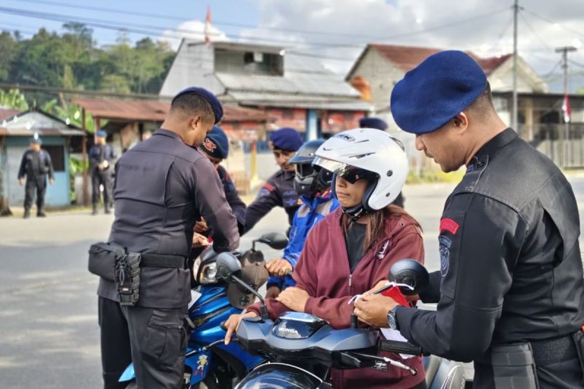 Brimob Polda Maluku Bagikan Ratusan Bendera Merah Putih ke Pengendara di Ambon, Ajak Warga Jaga Persatuan