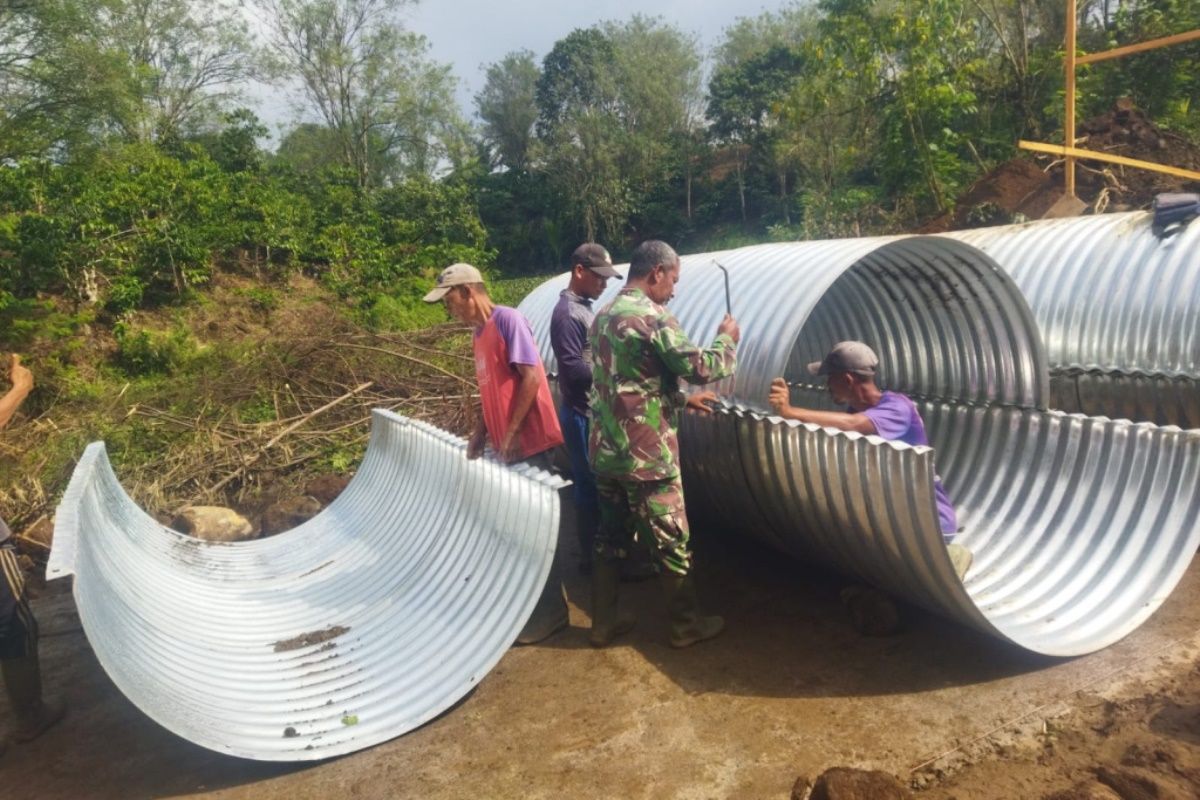 Kodim 0409/Rejang Lebong Bangun Jembatan Armco 14 Meter di Desa Pahlawan, Perkuat Distribusi Hasil Bumi