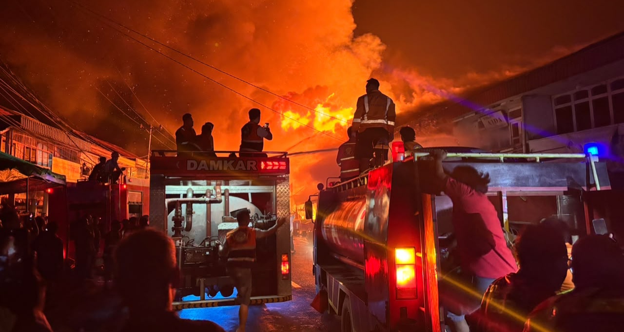 Kebakaran Pasar Sungai Duri di Bengkayang Hanguskan 48 Ruko, 60 Unit Damkar Gabungan Dikerahkan hingga Dini Hari