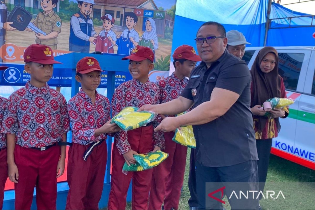 PT BKA Salurkan Ambulans dan 608 Seragam Sekolah untuk Warga Motui Konawe Utara