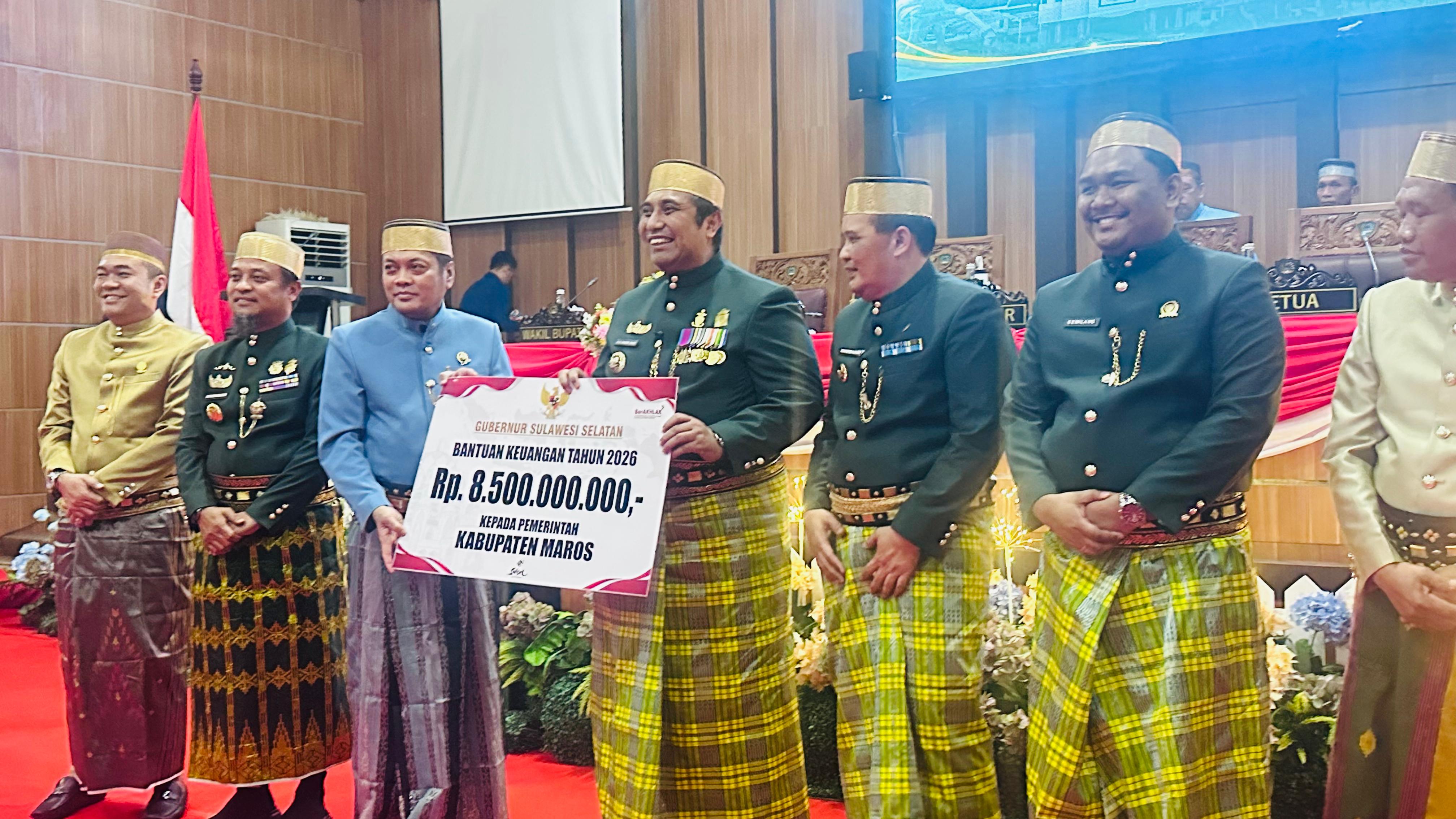 Gubernur Sulsel Serahkan Bantuan Rp8,5 Miliar untuk Pembebasan Lahan Jembatan Kembar Maros di HUT ke-67