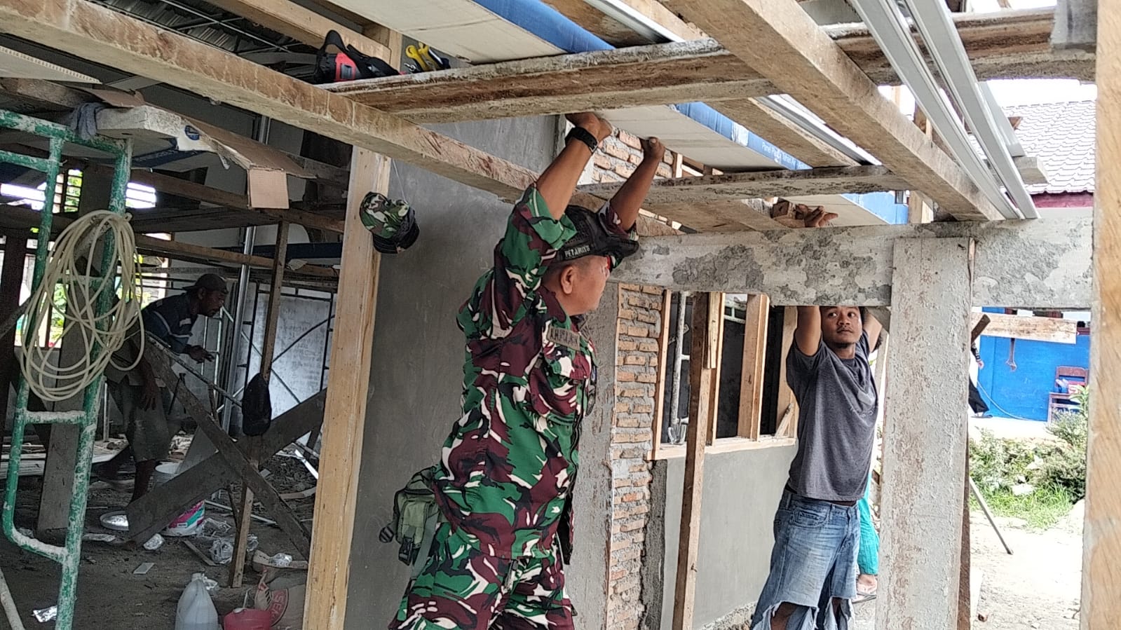Personel TNI dan Warga Gotong Royong Renovasi PAUD Rembulan di Tapanuli Utara, Progres Capai 81,30 Persen