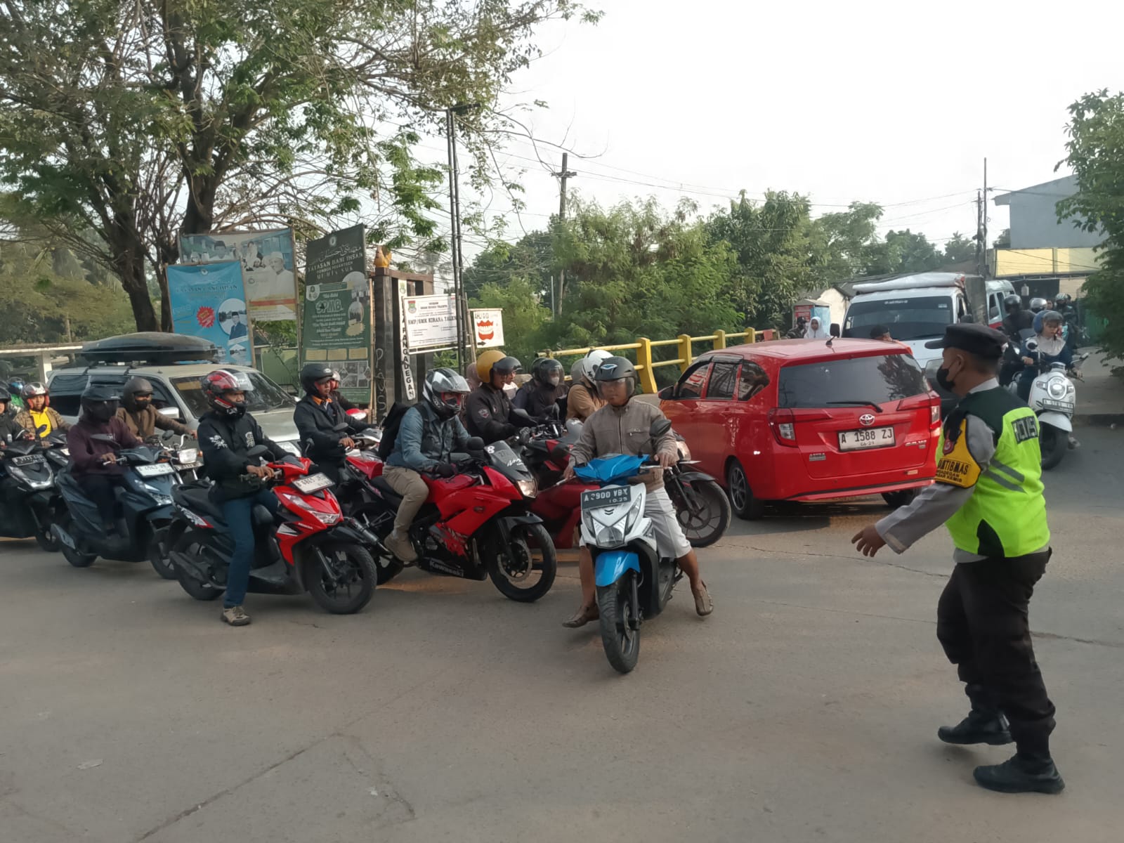 Polsek Pasar Kemis Terjunkan Personel Atur Lalu Lintas di Perempatan Jembatan Kuning Antisipasi Kepadatan Jam Kerja