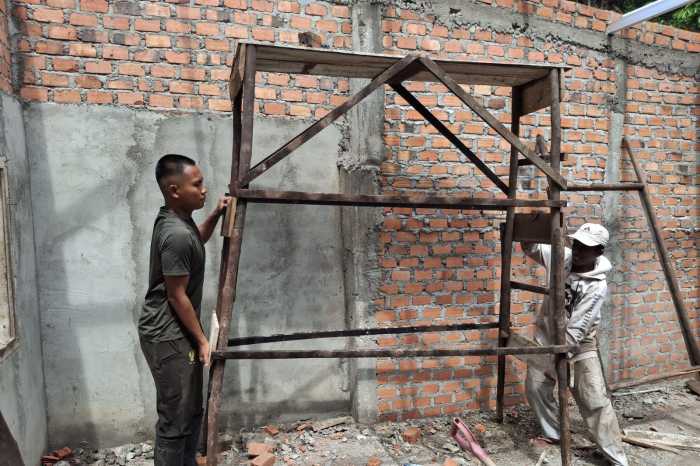 Satgas TMMD ke-128 di Lahat Gotong Royong Angkat Stager Percepat Rehab Rumah Warga di Lubuk Tampang