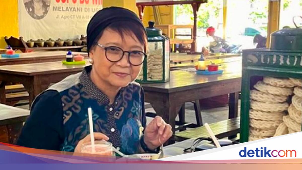 Retno Marsudi Kembali ke Jogja, Menteri Luar Negeri Itu Bernostalgia Makan Sego Pecel di Warung Legendaris Dekat UGM