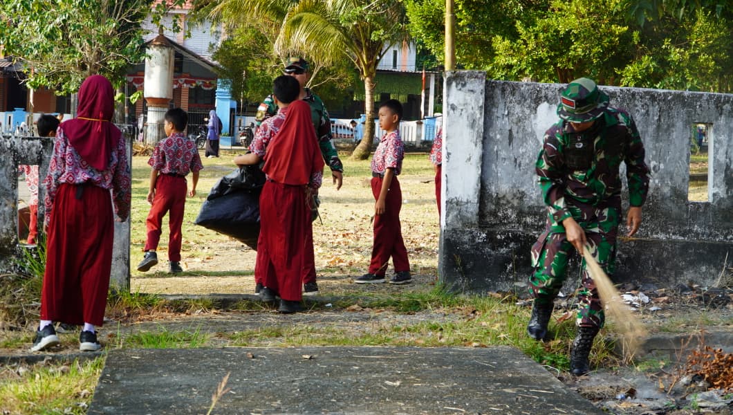 Libatkan Siswa SD, Kodim Palopo Bersihkan Taman Makam Pahlawan Jelang HUT ke-81 RI
