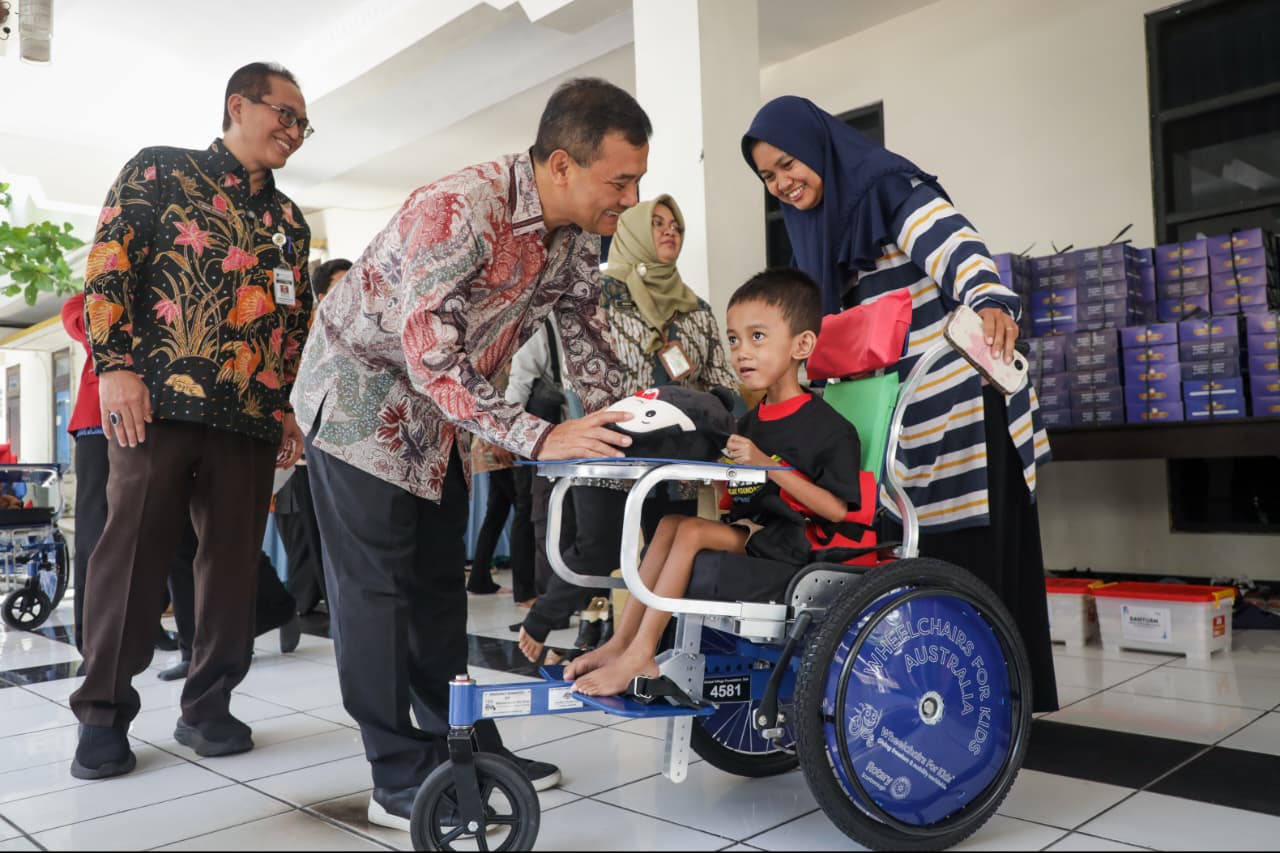 181 Anak Disabilitas di Jateng Terima Kursi Roda Adaptif, Gubernur Luthfi: Mereka Berhak Setara dan Percaya Diri