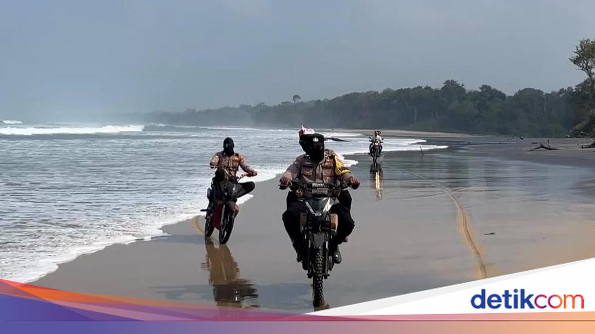 Polisi Tempuh 9 Jam ke Wilayah 3T Pesisir Barat Lampung Antar Bendera Merah Putih, Sempat Terjebak Pasir di Muara