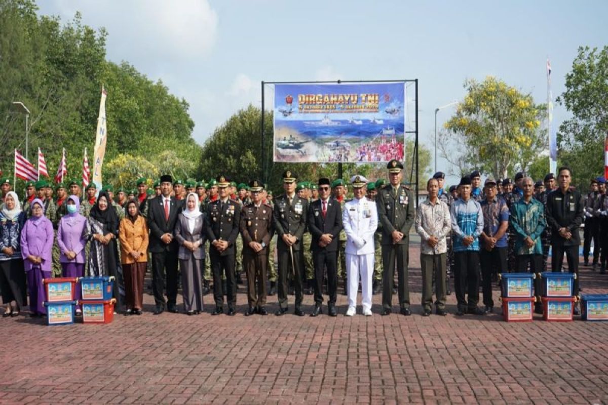 Pemkab Kotabaru Perkuat Sinergi dengan TNI di Peringatan HUT ke-81, Bagikan Sembako ke Warga