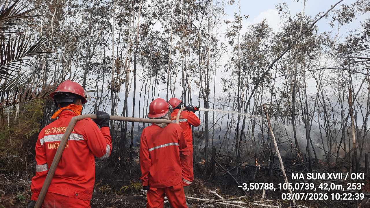 Kebakaran Lahan Gambut di OKI Belum Padam, Helikopter Water Bombing Dikerahkan ke Desa Sumber Hidup