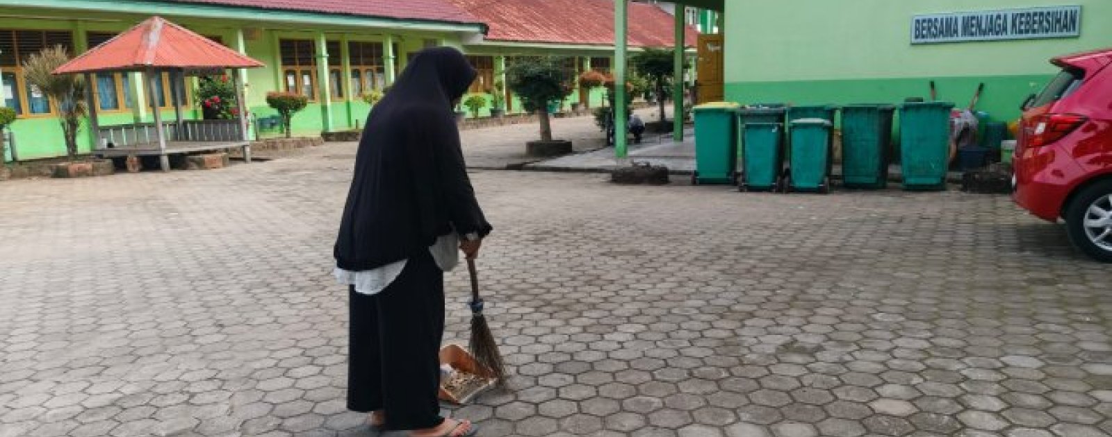 Tim Kebersihan MTsN 2 Kota Jambi Jadi Pahlawan Lingkungan, Sapu Daun Kering Sebelum Bel Masuk