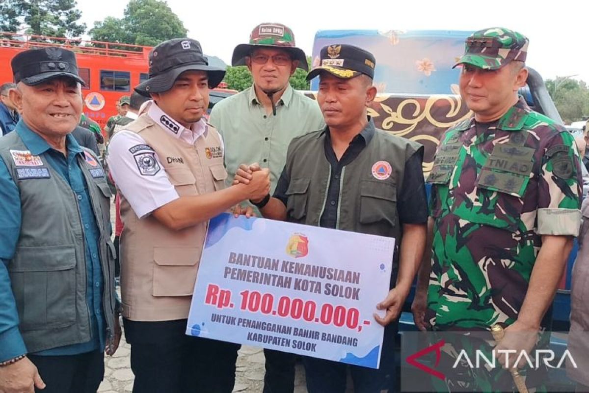 Pemkot Solok Salurkan Rp100 Juta dan Empat Mobil Damkar untuk Korban Banjir Bandang Arosuka