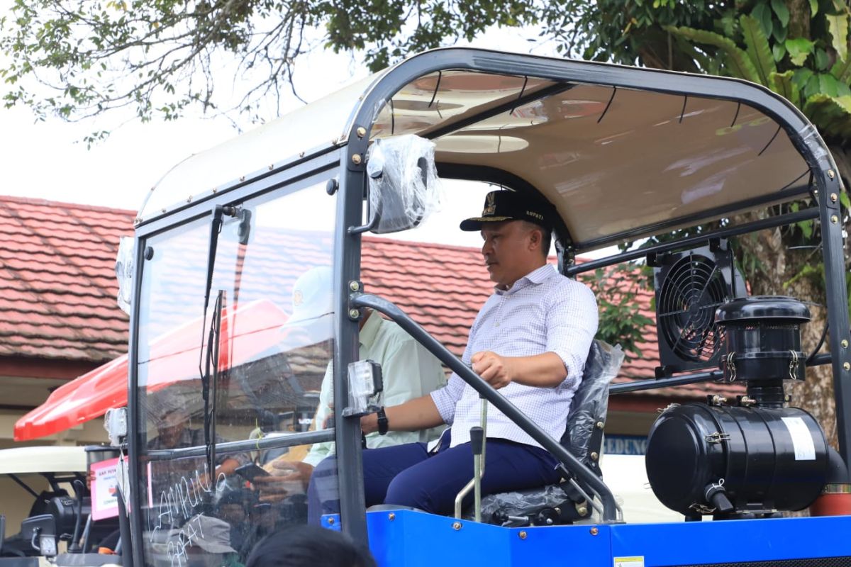 Lampung Barat Terima 14 Unit Alsintan dari Kementan, Traktor Crawler Jadi Andalan untuk Lahan Berlumpur