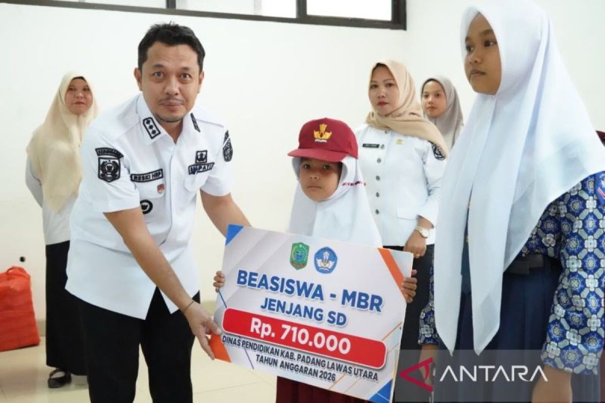 Pemkab Padang Lawas Utara Salurkan Bantuan Sekolah dan Beasiswa MBR untuk 833 Siswa SD-SMP