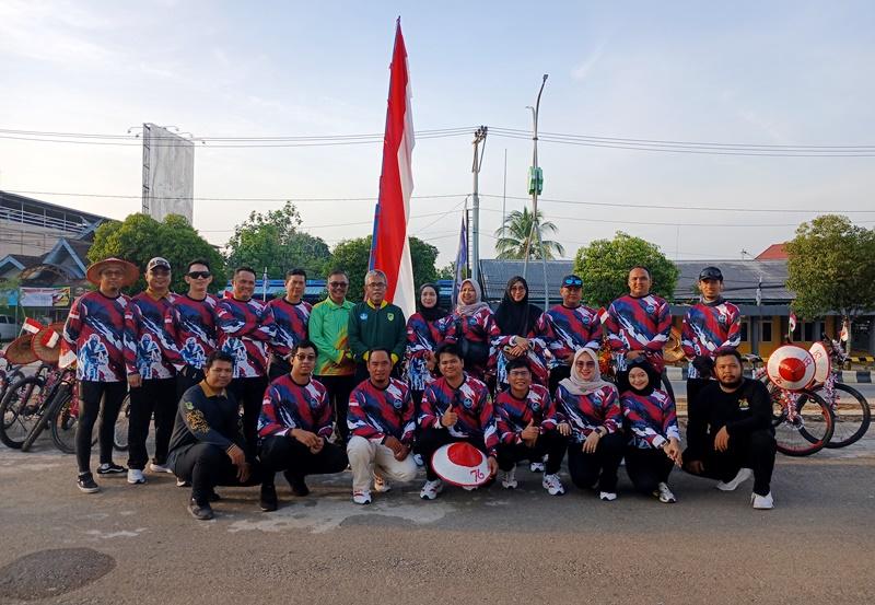 Kepala Disdik Barito Utara dan Jajaran Ikut Gowes Bareng Peringati HUT ke-76 Daerah dan HUT Bhayangkara ke-80