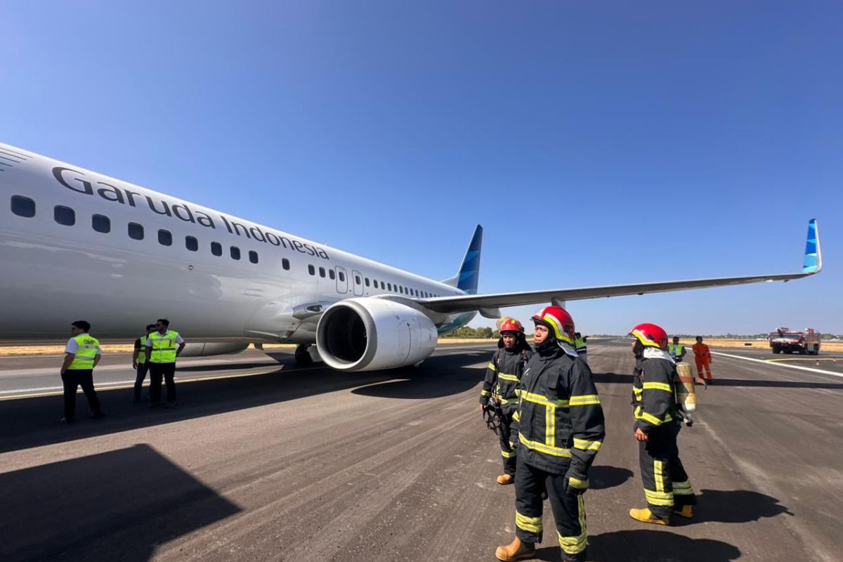 Pesawat Garuda GA604 Pecah Ban di Udara, Mendarat Selamat di Bandara Makassar dengan 156 Penumpang