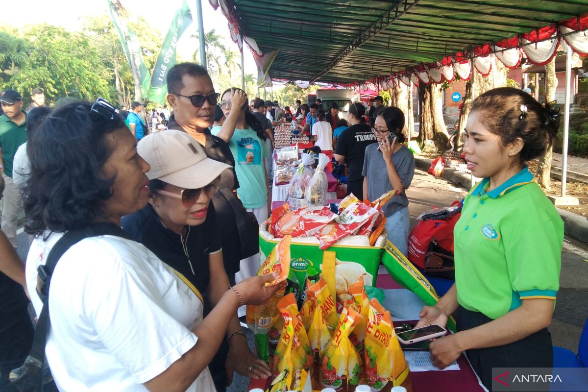 OJK dan FKLJK Bali Gelar Pasar Murah Jelang Galungan, Jual Janur hingga Canang Rp157 untuk Tekan Inflasi