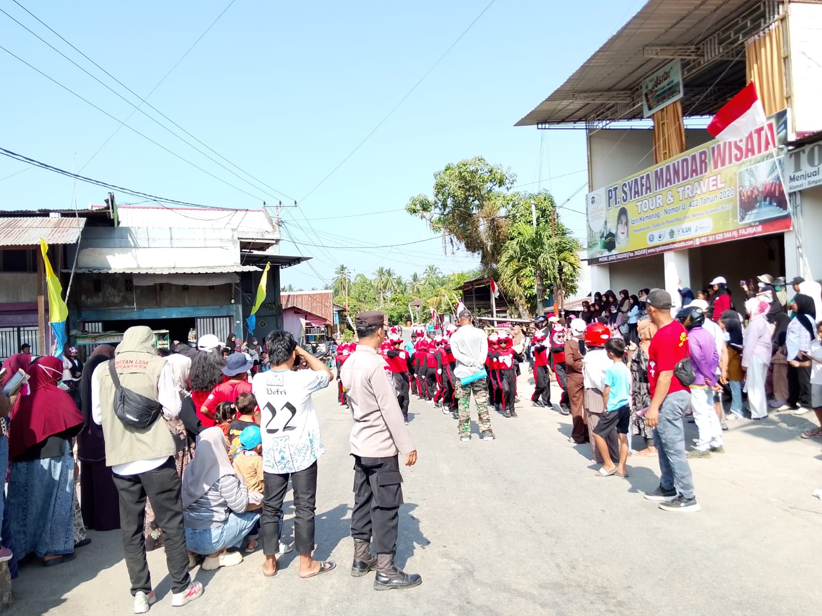 Bhabinkamtibmas Karossa Terjunkan Personel Amankan Gerak Jalan 19 Regu Pelajar di Tugu Sawit, Lalu Lintas Diatur Ketat
