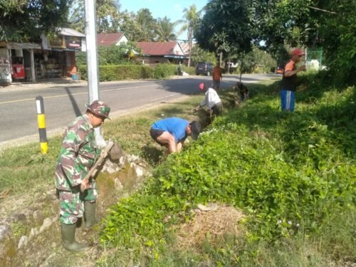 Personel TNI di Wajo Bersihkan Selokan dan Semak, Warga Antusias Gotong Royong Cegah Banjir
