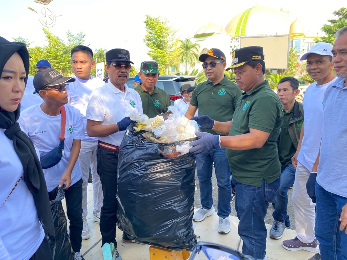 Ratusan Warga Kolaka Utara Gotong Royong Bersihkan Lingkungan Peringati Hari Bumi Sedunia