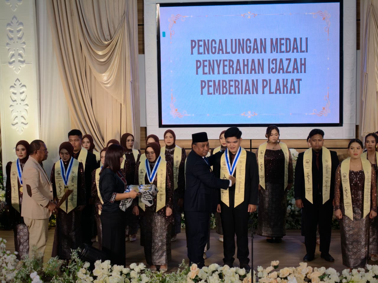 Wagub Maluku Apresiasi Perjuangan Orang Tua di Balik 29 Dokter Baru Unpatti Ambon