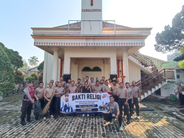 Sambut HUT Bhayangkara ke-80, Polres Lebak Bersihkan Masjid Agung Al-A’raf dan Gereja Pasundan, Libatkan Personel TNI