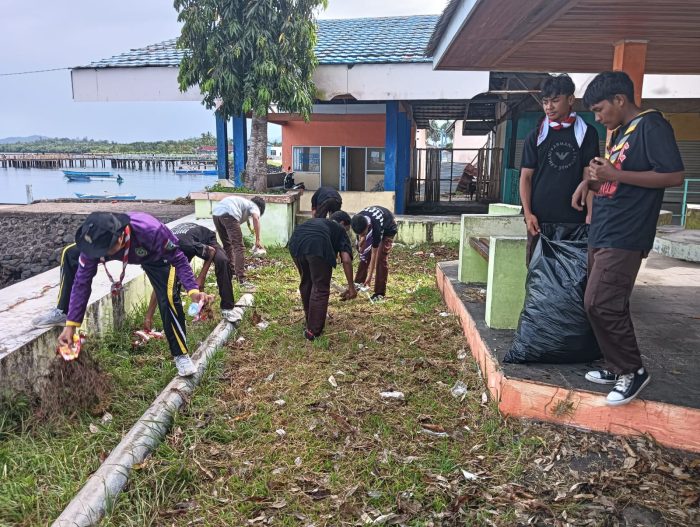 42 Anggota Pramuka Morotai Bersihkan Taman Kota Daruba Jelang Jambore Nasional, Pembina Siap Kolaborasi dengan Pemkab