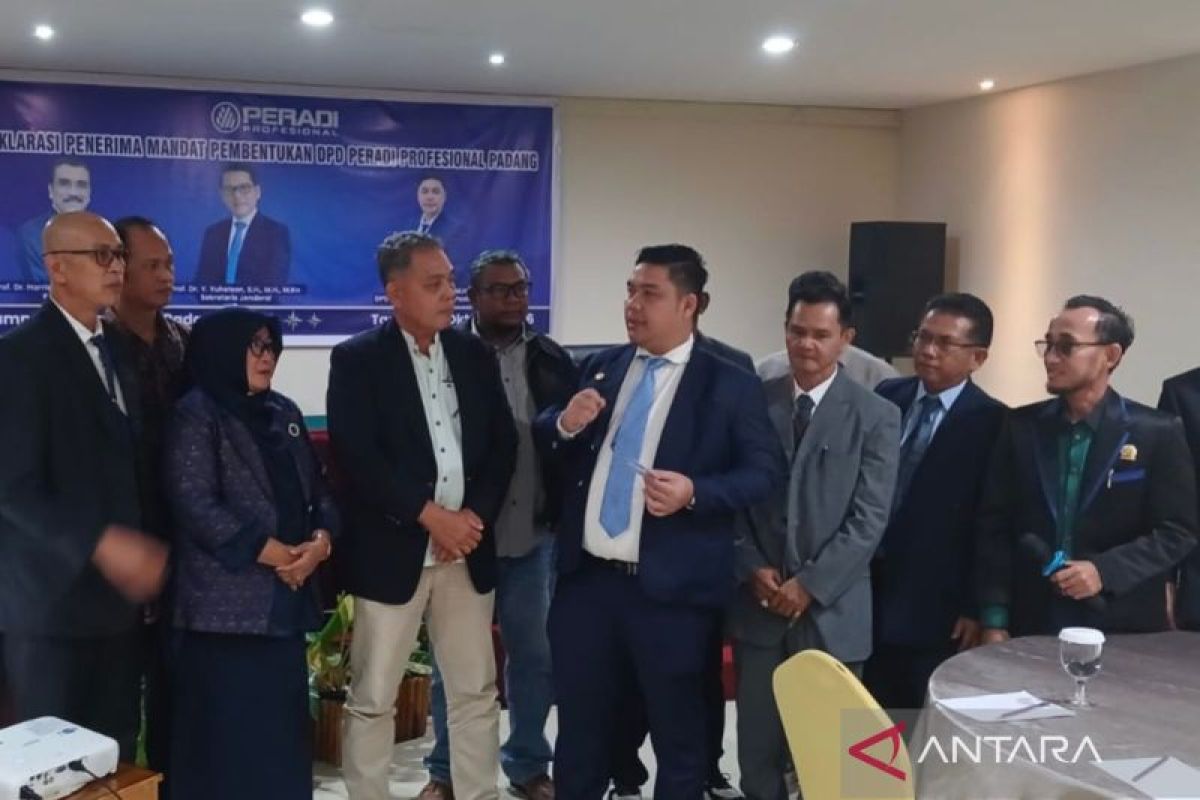 Peradi Profesional Resmi Deklarasi di Padang, 65 Advokat Terima KTA Gratis