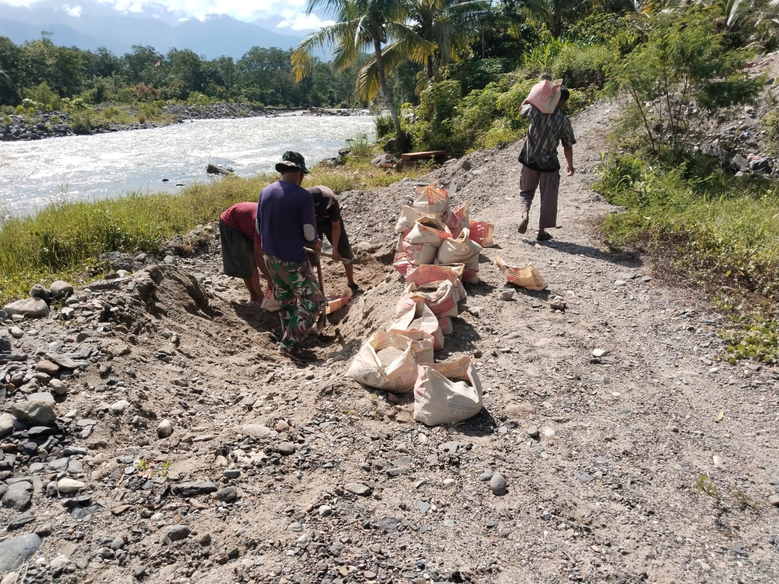 Babinsa Kodim 0108/Aceh Tenggara Gotong Royong Percepat Pembangunan Dua Jembatan di Darul Hasanah dan Semadam