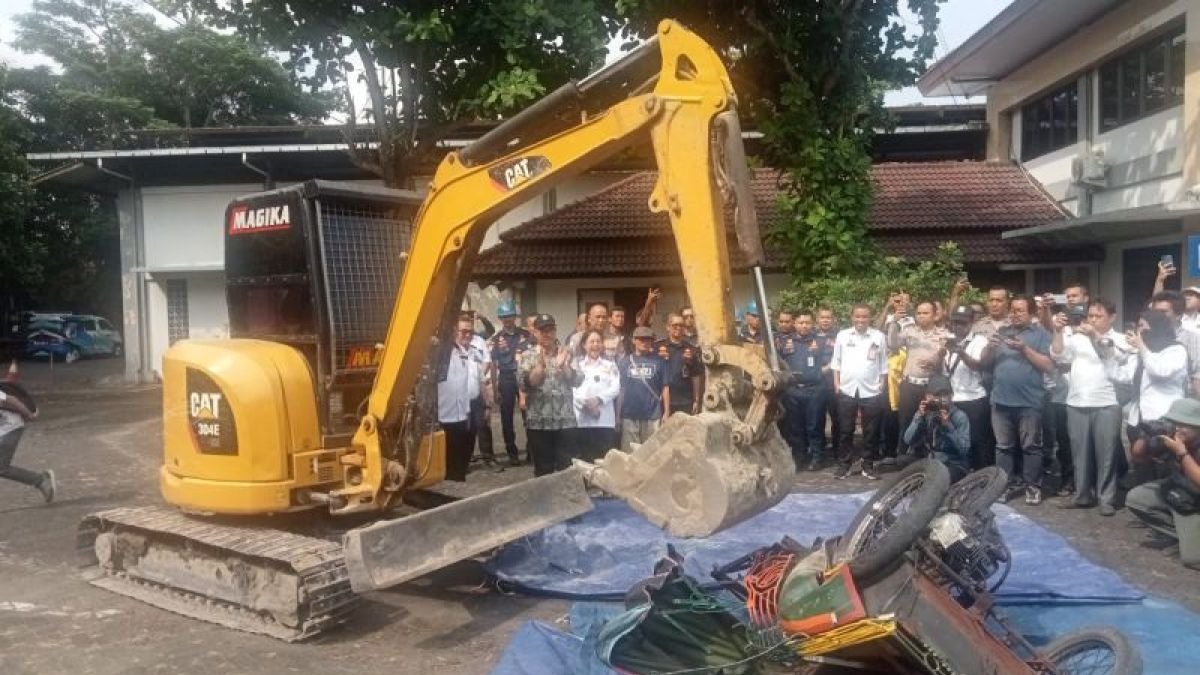Pemkot Yogyakarta Hancurkan 50 Becak Motor di Malioboro, Bertahap Ganti ke Becak Listrik demi Sumbu Filosofi Ramah Lingkungan