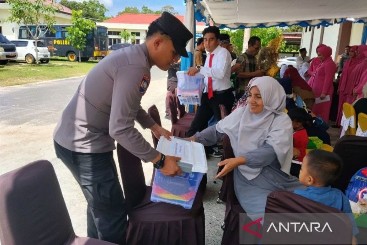 Polda Kepri Salurkan 500 Paket Sembako dan 10 Ton Air Bersih untuk Warga Natuna