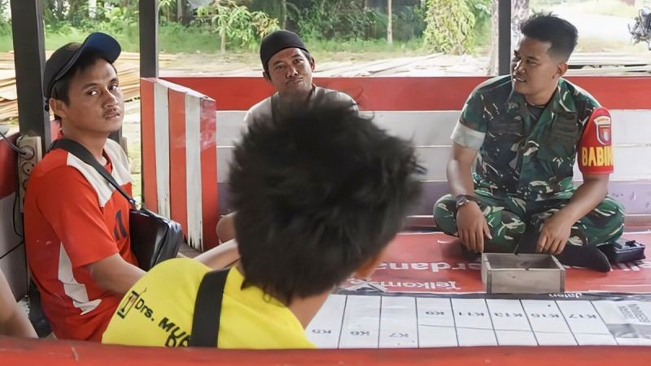 Babinsa Kodim 1015/Sampit Rutin Turun ke Desa Telaga Baru, Deteksi Dini Cegah Konflik di Kotim