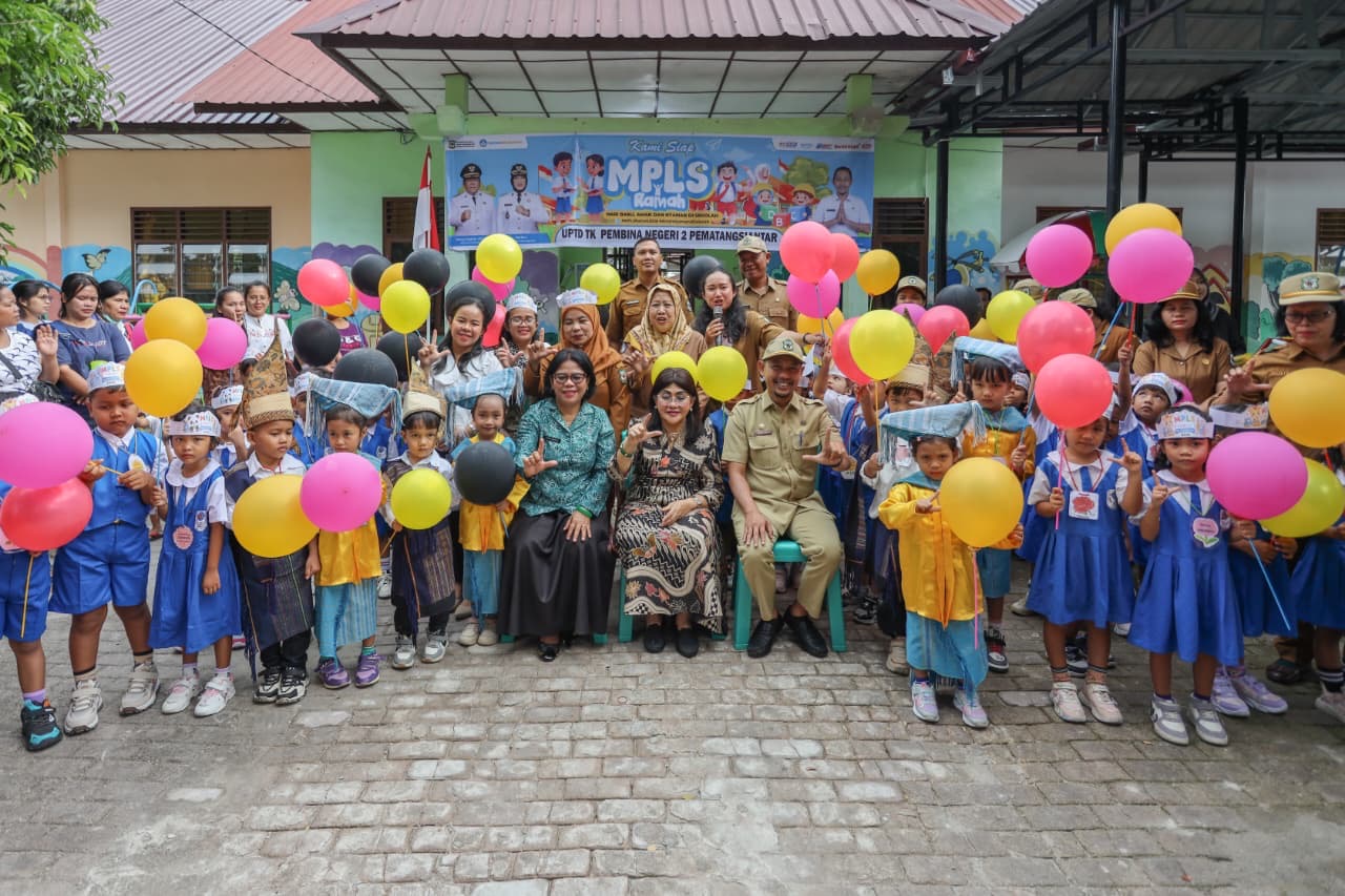 Bunda PAUD Pematangsiantar Hadiri MPLS di TK Pembina Negeri 2, Serahkan Alat Tulis dan Balon ke 70 Murid Baru
