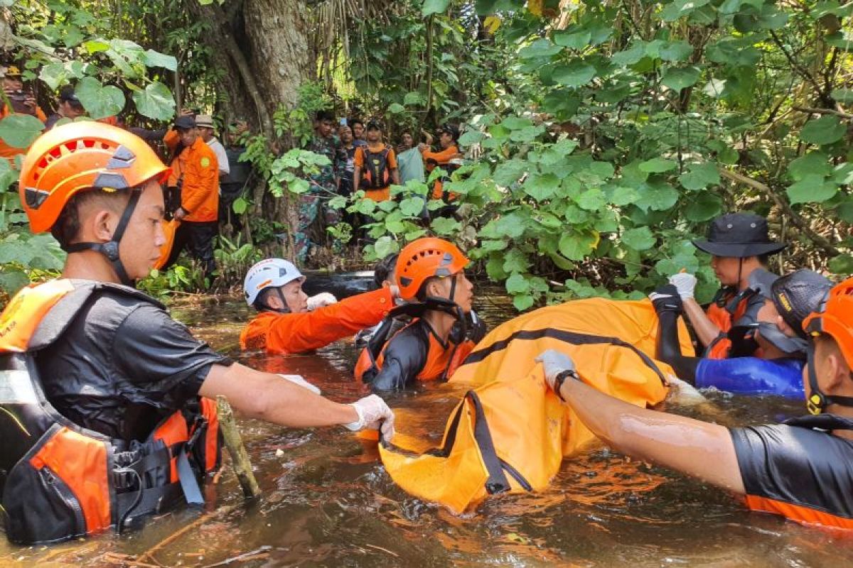Tim SAR Evakuasi Ferry Logor, Warga Watuliney yang Ditemukan Meninggal di Perkebunan