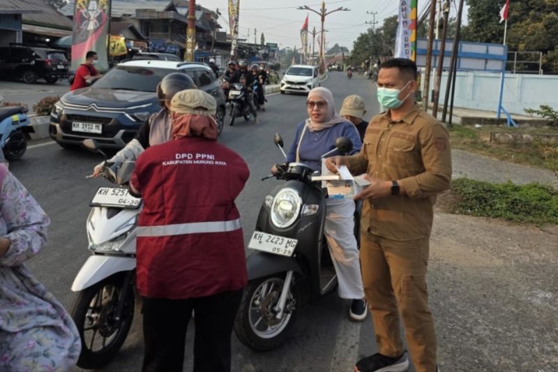 PPNI Murung Raya Bagikan 600 Masker Gratis di Dua Titik Lampu Merah, Imbau Warga Waspada Polusi Udara
