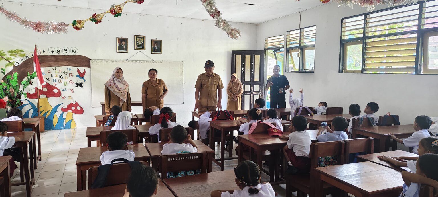 Bupati Kepulauan Aru Tinjau SD Inpres 4 Dobo di Hari Pertama Sekolah, Dorong Semangat Belajar Siswa Baru