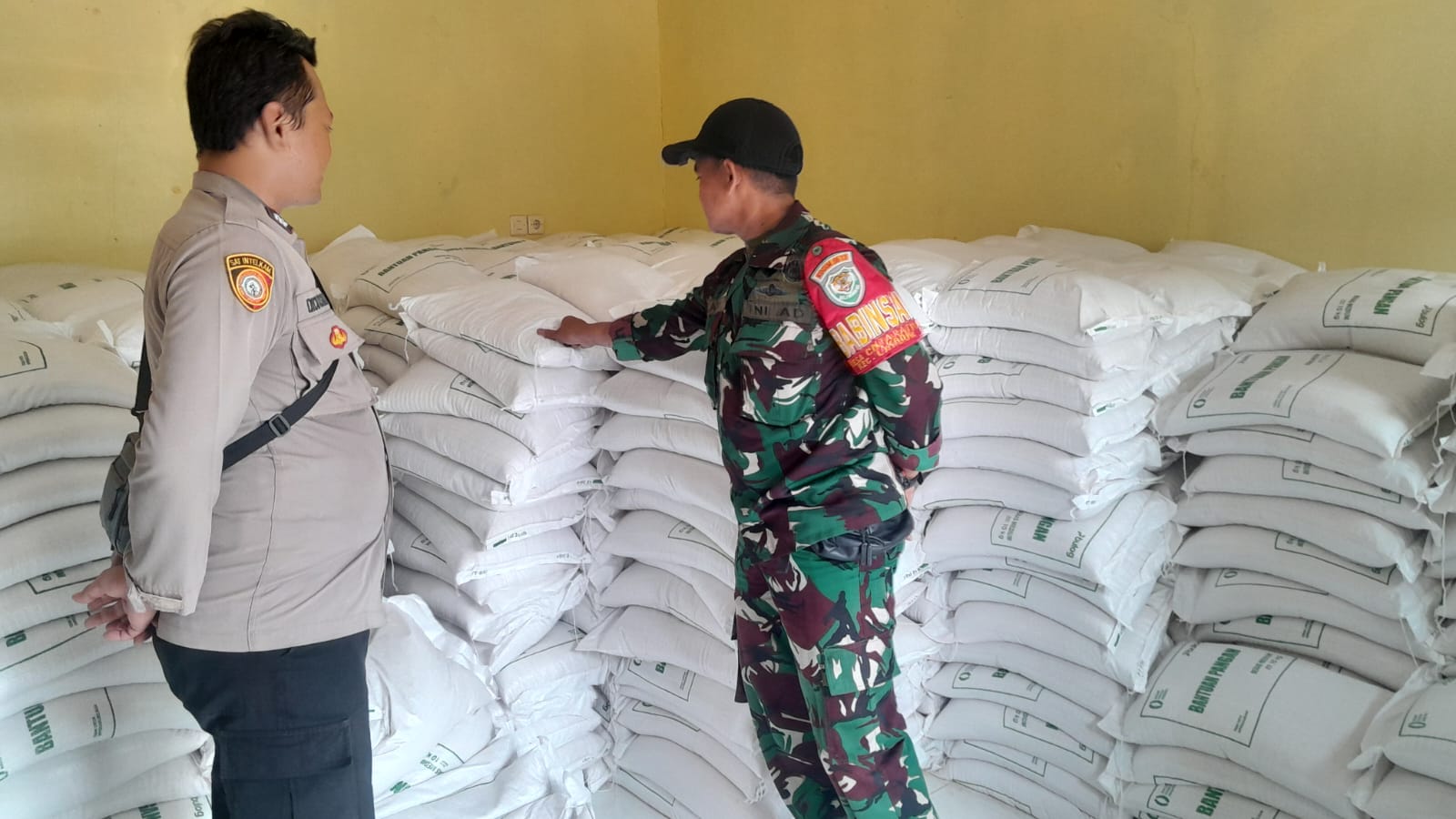 Polsek Lakbok Polres Ciamis Kawal Penyaluran Bantuan Pangan untuk 892 Keluarga di Desa Cintaratu