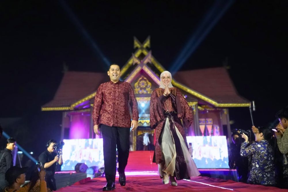 Bupati Merangin M Syukur Kenakan Busana Adat Merah Marun di Pembukaan PKD Jambi, Dorong Pelestarian Budaya dan Produk UMKM