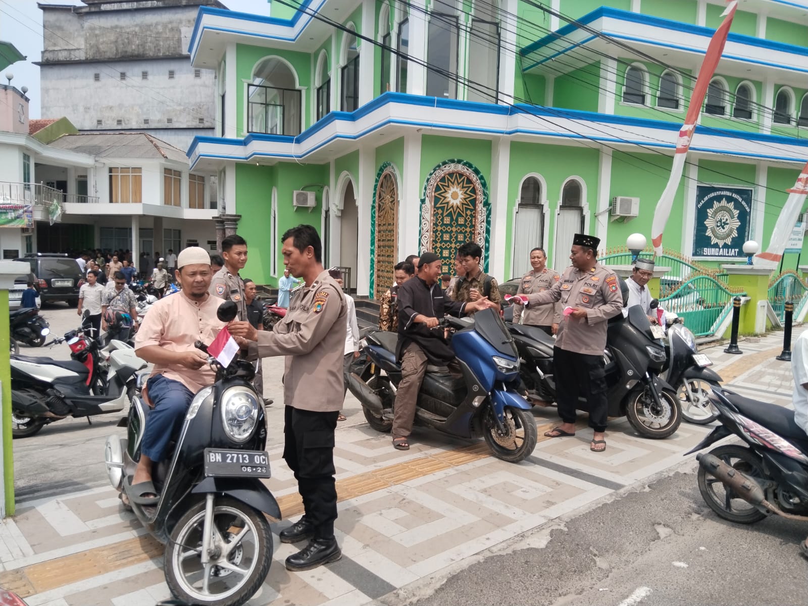 Sat Binmas Polres Bangka Bagikan 2.000 Bendera Merah Putih di Dua Masjid Sungailiat Sambut HUT ke-81 RI