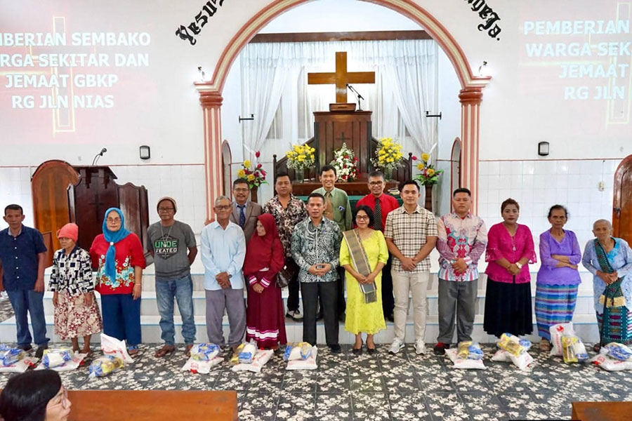 Pemkot Pematangsiantar Apresiasi Pembagian Sembako GBKP Jalan Nias, Sekda Serahkan Bantuan ke Puluhan Jemaat
