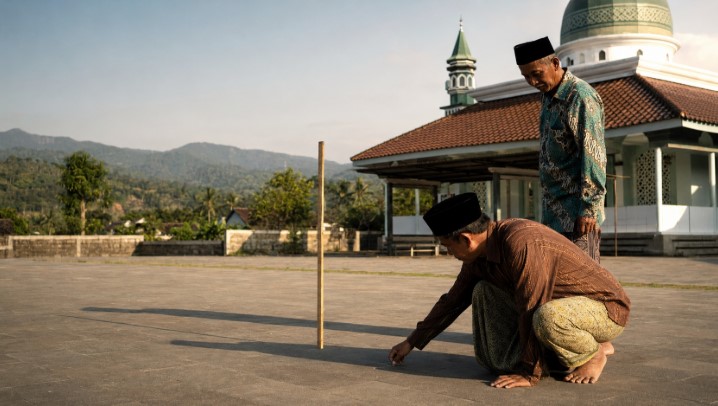 Warga Jawa Barat Bisa Cek Arah Kiblat Lebih Akurat Hari Ini, Cukup Pakai Tongkat dan Bayangan Matahari