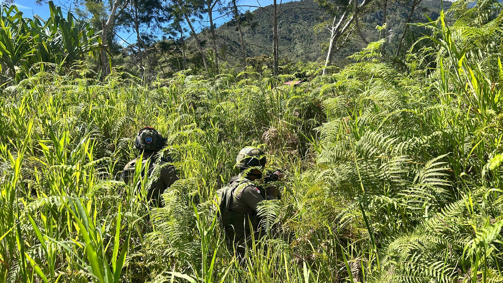 Satgas Damai Cartenz Sambangi Distrik Muara Puncak Jaya dengan Patroli Kaki, Warga Diajak Jaga Kamtibmas
